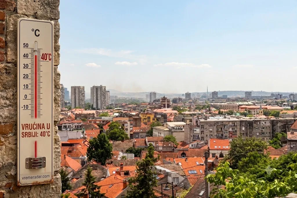 Termometar na suncu pokazuje temperaturu blizu 40 stepeni tokom toplotnog talasa u Srbiji